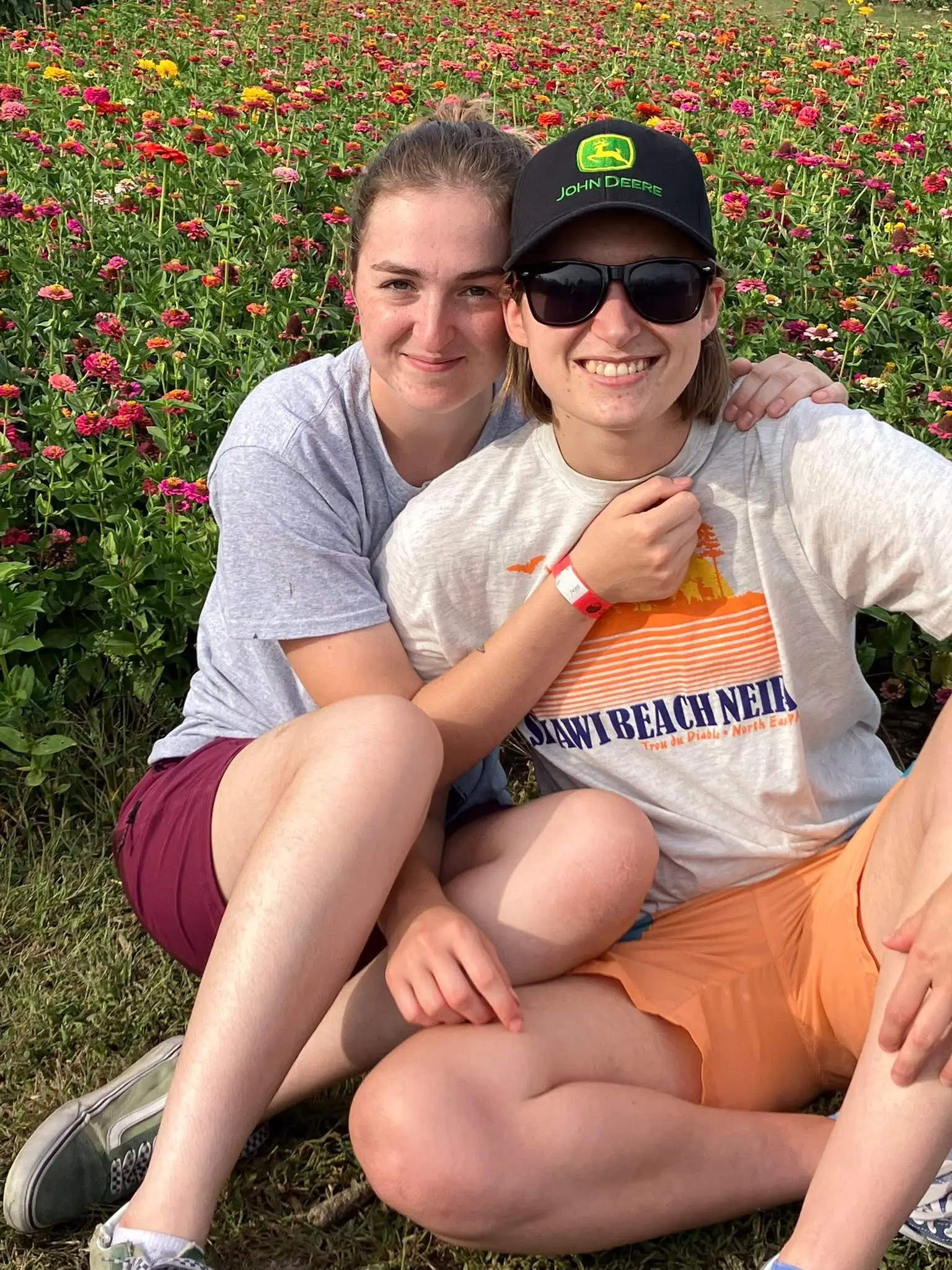 Sandrine & Maude dans un champ